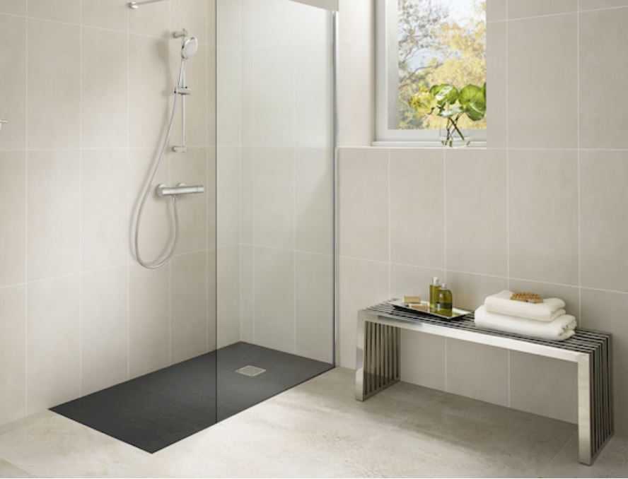 Pavimento y revestimientos de un cuarto de baño moderno